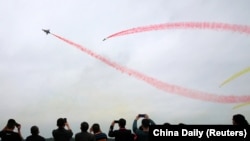 珠海航空展上人们在观看中国空军飞行表演。（2022年11月8日）