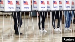 在密歇根州底特律的一所高中，选民们正在投下自己的选票。(2022年11月8日)