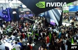 资料照：上海举办的中国国际数码互动娱乐展览会上的英伟达展台周围挤满了参观者。（2016年7月28日）