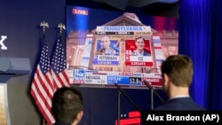 9일 새벽 미국 워싱턴 시내 중간선거 개표 관련 행사장에서 펜실베이니아주 연방 상원의원 개표 현황이 중계되고 있다. 
