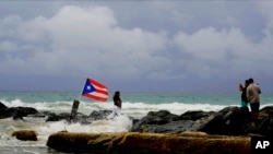 Suasana di pantai distrik Condado, San Juan, Puerto Rico, pasca hantaman Badai Tropis Dorian, 28 Agustus 2019.