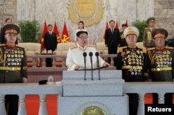 朝鲜官媒朝中社4月26日发布图片显示其领导人金正恩在平壤为朝鲜人民军建军90周年举行阅兵并发表讲话。