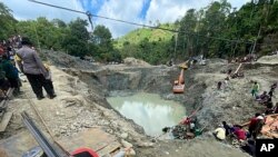 Tim SAR berusaha mencari korban pasca ambruknya tambang emas di Parigi Moutong, Sulawesi Tengah 25 Februari 2021 (foto: ilustrasi). Insiden tanah longsor pada tambang emas di Mandailing Natal, Sumatra Utara hari Kamis (28/4) menewaskan sedikitnya 12 orang penambang perempuan. 