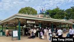 香港迪士尼乐园4月21日重开，大批市民排队等候入场 (美国之音/汤惠芸)