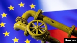 资料照：欧盟与俄罗斯的旗帜和天然气管道的图像。