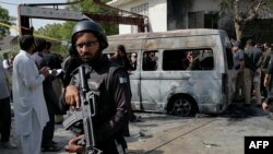 巴基斯坦卡拉奇大学内的中国孔子学院入口处发生一起针对中国人的汽车爆炸，警察正在检查现场。（2022年4月26日）