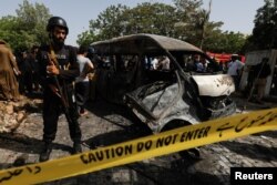 巴基斯坦卡拉奇大学内的中国孔子学院入口处发生一起针对中国人的汽车爆炸，警察正在检查现场。（2022年4月26日）