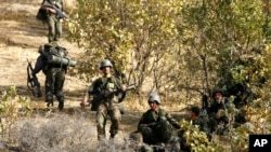 资料照：2007年11月8日，星期四，土耳其士兵在土耳其和伊拉克边境的锡尔纳克省巡逻。（美联社）