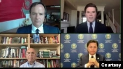 2022年4月25日，美国智库威尔逊中心“尼克松中美研究所”，举行线上发布会，宣布《钢铁长城：中国打压维吾尔人的全球运动》出版。左上起顺时针方向：威尔逊中心“尼克松中美研究所”所长戴博；报告作者贾丁；世界维吾尔大会执行委员会主席卡纳特，以及美国国际宗教自由委员会副主席努里·特克尔 (会议截屏，威尔逊中心)