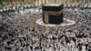 Umat Muslim di kota suci Mekah, Arab Saudi, April 2022. (Foto: via Reuters)
