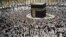 Umat Muslim di kota suci Mekah, Arab Saudi, April 2022. (Foto: via Reuters)