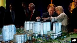 شلدون آدلسون (نفر دوم از راست) میلیاردر آمریکایی در برابر ماکت بنای هتل و کازینوی سندز در ماکائو - عکس از آرشیو