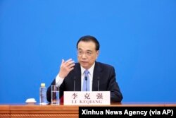 中国总理李克强在北京人大会堂全国人大会议闭幕后举行的记者会上讲话。（2022年3月11日）