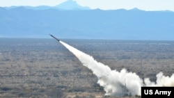 资料照片：来自俄克拉荷马州锡尔堡的美国陆军第31防空炮兵旅第3团第4营第1连的军人在新墨西哥州的麦格雷戈靶场设施训练期间发射一枚爱国者导弹。(2014年12月14日)