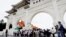 台湾民众2022年12月4日在台北自由广场声援中国大陆的抗议。