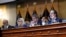 调查2021年1月6日冲击国会大厦事件的众议院专责委员会的成员在国会大厦举行最后会议。(2022年12月19日)