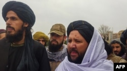 塔利班官员在阿富汗帕尔旺省观看对犯人的公开鞭笞（2022年12月8日）