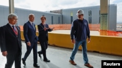 美国总统拜登2022年12月6日到亚利桑那州出席台积电建厂扩产仪式时与公司董事长刘德音交谈。（路透社）