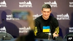 资料照片：乌克兰数字化转型部长费多罗夫在葡萄牙里斯本举行的网络峰会期间参加一次记者会。(2022年11月3日)