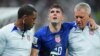 Vedet foutbol Ameriken Christian Pulisic (10) ak responsab seleksyon Etazini apre li blese nan yon kolizyon ak gadyen Iran an, Alireza Beiranvand nan match Gwoup B yo a, 29 Nov. 2022. 