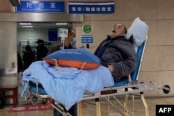 重庆医科大学附属医院急诊室内的新冠病人。（2022年12月22日）