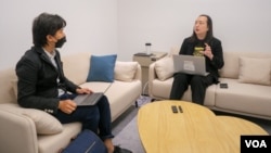 台湾数发部长唐凤(右)接受美国之音专访