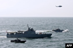 资料照：马来西亚海岸警卫队与日本海岸警卫队举行联合反海盗演习。（2007年2月2日）