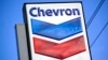 Foto Achiv: Yon afich konpayi petwol Ameriken Chevron nan Bradenton, Florid. 