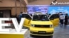 Pengunjung mengamati mobil listrik produksi pabrik mobil China Wuling dalam pameran mobil di Tangerang, 15 November 2021. (ADEK BERRY/AFP)