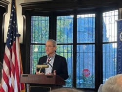 《中国即将崩溃》一书作者、美国专栏作家章家敦(Gordon Chang) 11月29日在世界政治研究所(IWP)举办的活动上讨论习近平带来的战争威胁。（美国之音记者薛小山拍摄）