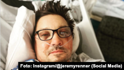 Aktor Jeremy Renner, berswafoto dari rumah sakit setelah terlibat dalam kecelakaan mobil pembersih salju, Selasa (3/1). (Foto: Instagram/@jeremyrenner)