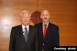 美国电子工业杂志《电子工程专辑》记者白逸仁(Alan Patterson)与台积电创办人张忠谋合影照。(照片提供: 白逸仁)