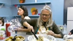 Pengungsi Baru di AS Rayakan Thanksgiving untuk Pertama Kalinya
