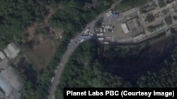 2022年12月26日，卫星图片显示广州市番禺区殡仪馆外车辆集结（来源：Planet Labs PBC)