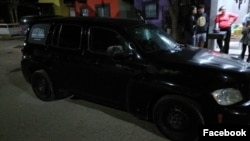 Kendaraan yang dikemudikan oleh direktur La Nota Prensa De Sonora Omar Castro, terlihat dengan kaca depannya rusak dalam sebuah postingan yang diterbitkan oleh situs media tersebut di Facebook pada 2 Januari 2023 (foto: dok). 