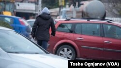 Можно е да има потреба и од дополнително зголемување или вклучување на уште некоја категорија граѓани за премостување на оваа криза, вели професорот Павле Гацов