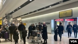 2023年1月9日从北京乘搭中国国航客机抵达伦敦希思罗机场的乘客离开国际航班到境大堂。 （美国之音/郑乐捷）