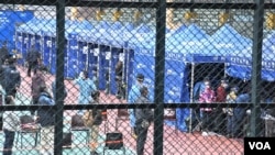 香港特首林郑月娥表示，香港的情况不能与深圳直接比较，目前没有能力仿效“封城”全民强检的做法 (美国之音/汤惠芸)