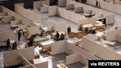 中国吉林省长春市的工人把一个体育馆改建成为隔离新冠病人的临时医院。（2022年3月15日）