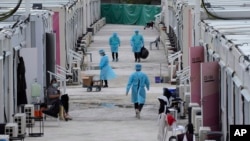 香港医护人员在新田地区临时搭建的隔离设施内照看新冠病人。（2022年3月11日）