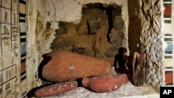 یکی از مقبره‌های کشف شده در محوطه گورستان سقاره با تزئینات دیواری و اقلام مورد نیاز برای زندگی پس از مرگ - ۲۸ اسفند ۱۴۰۰