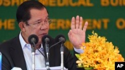 រូបឯកសារ៖ លោក​នាយករដ្ឋមន្ត្រី ហ៊ុន សែន ថ្ឡែង​សុន្ទរកថា នៅ​ក្នុង​ពិធី​សម្ពោធ​មន្ទីរពេទ្យ​មិត្តភាព​កម្ពុជា​-ចិនព្រះកុសុមៈ ក្នុង​រាជធានី​ភ្នំពេញ ថ្ងៃទី២១ ខែមីនា ឆ្នាំ២០២២។ (AP Photo/Heng Sinith)