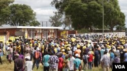 Amalunga ebandla leCitizens Coalition for Change aliswa ngamapholisa ukuba angene enkundleni yemidlalo eMarondera ngesikhathi ibandla leli likhankasela ukhetho lwama by-elections olwenziwe ngeviki ephelileyo. (Columbus Mavhunga)