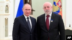 Gjatë një ceremonie në Kremlin, zoti Vekselberg pozon përkrah Presidentit rus Putin (26 janar 2017)