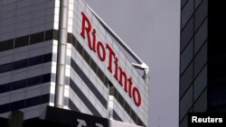 资料照片：2015年11月19日，在西澳大利亚州的首府珀斯，矿业公司力拓(Rio Tinto)办事处所在的大楼上装饰公司的标志。 （路透社照片）