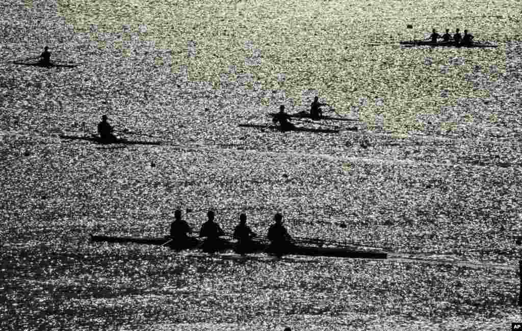 កីឡាករ​ចែវទូកប្រណាំង​​កំដៅសាច់​ដុំ​មុន​ពេល​ការ​ប្រកួត​នៅ​អំឡុងពេល​ការ​ប្រកួត​កីឡា​អូឡាំពិក​រដូវក្តៅ​ក្នុង​ក្រុង Rio de Janeiro ប្រទេស​ប្រេស៊ីល។