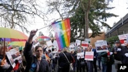 2016年11月15日，华盛顿州最高法院就一名花匠拒绝为一场同性婚姻提供服务一案进行听证后，该案原告被告的支持者在华盛顿州贝尔维的一条道路两旁。