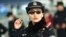 2018年2月5日，中国河南省郑州火车站郑州东站的一名警察戴着一副带有面部识别系统的智能眼镜。