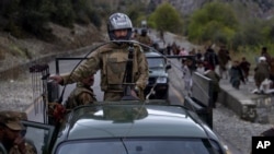 Militer Pakistan melakukan ofensif darat terhadap militan di kawasan kesukuan Waziristan (foto: dok).