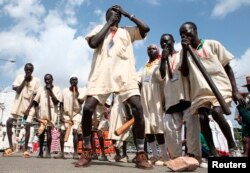 በጋምቤላ ስታድዩም የብሄሮችን ባህል ለማሳየትና ለማክበር የተገኙ የበኒሻንጉል ጉሙዝ ተሳታፊዎች እ.አ.አ. 2015. [ፋይል ፎቶ ሮይተርስ]